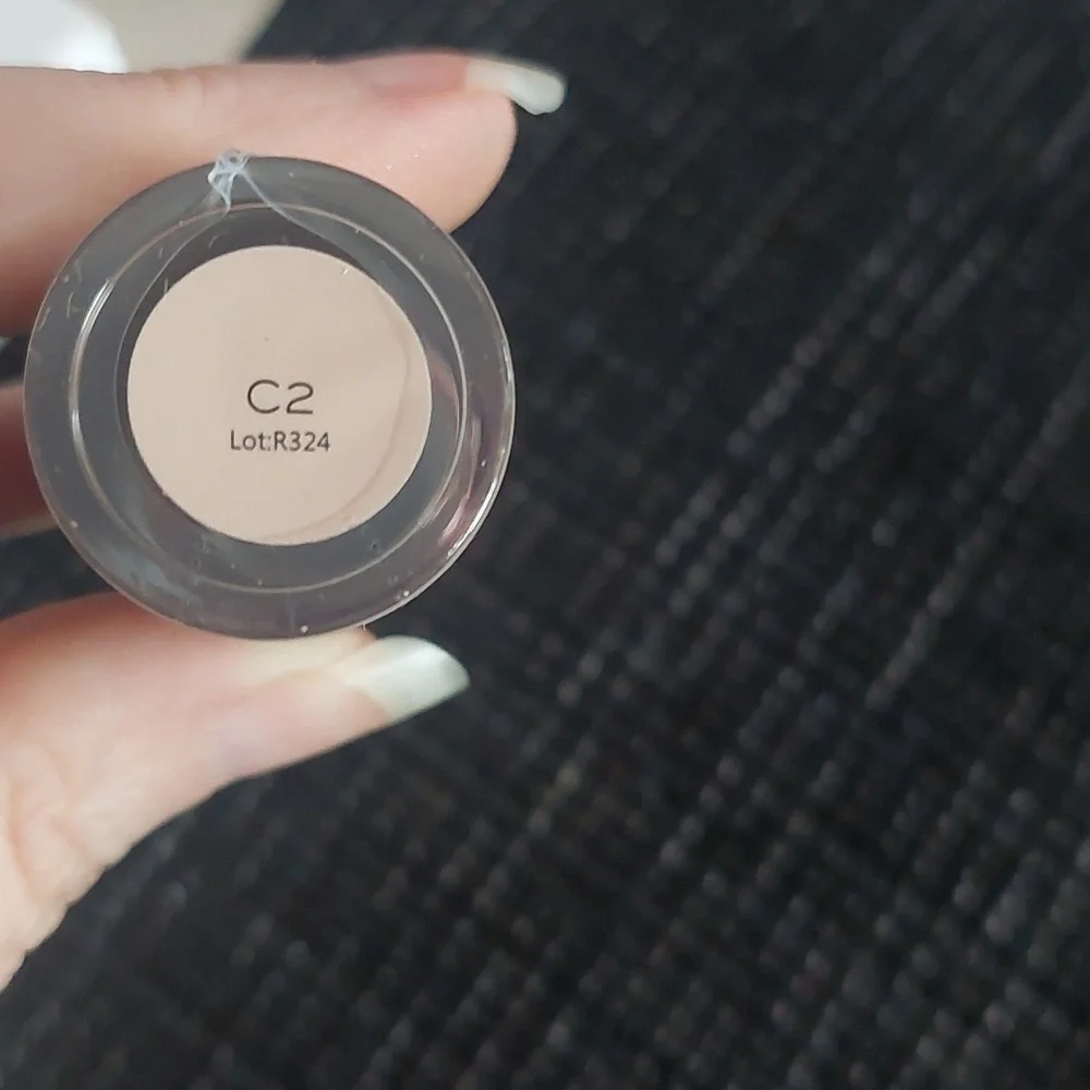 New makeup revolution infinite XL‎ Concealer C2